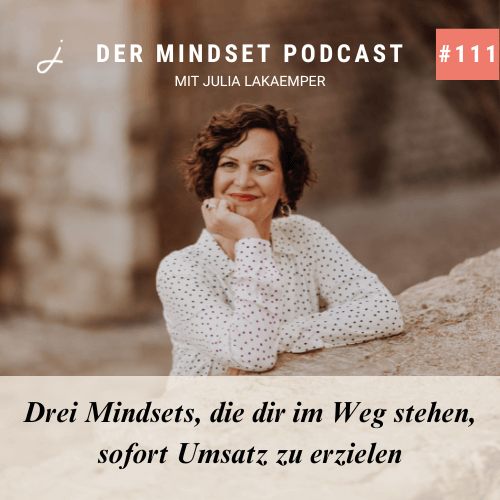 Podcast-Cover zur Folge "Drei Mindsets, die dir im Weg stehen, sofort Umsatz zu erzielen" von Julia Lakaemper